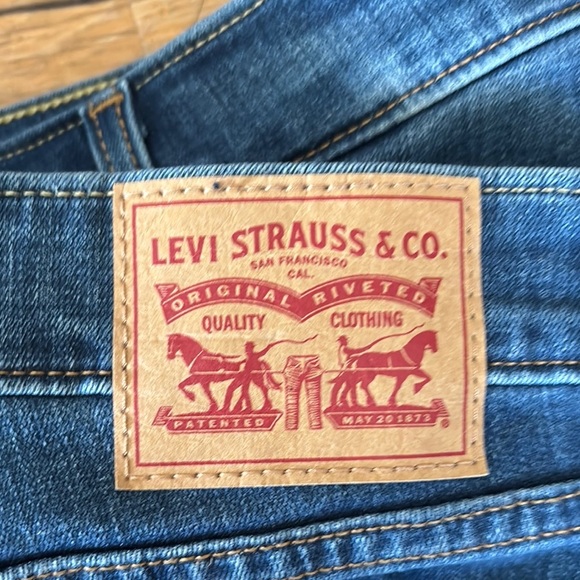 Levi's Blue Boyfriend Jeans with Signature Stitching - Picture 2 of 6